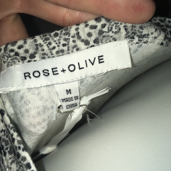 Black and white top. - Picture 7 of 7